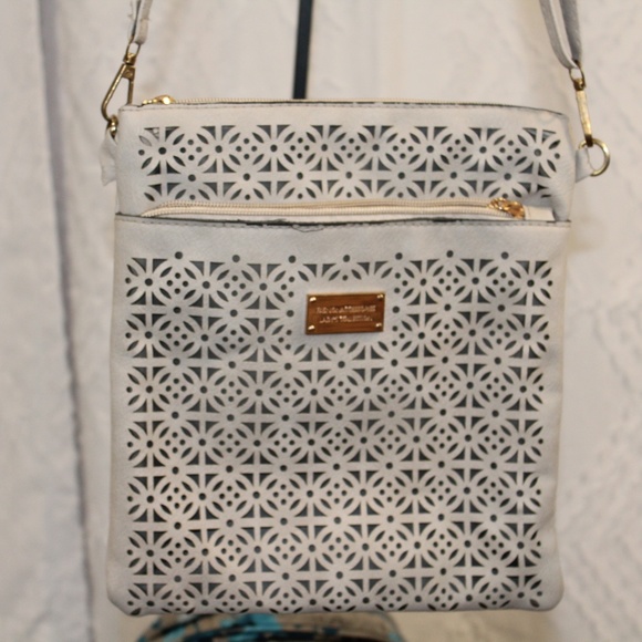 Fashion Accessories faux leather Crossbody Bag. - Picture 3 of 5